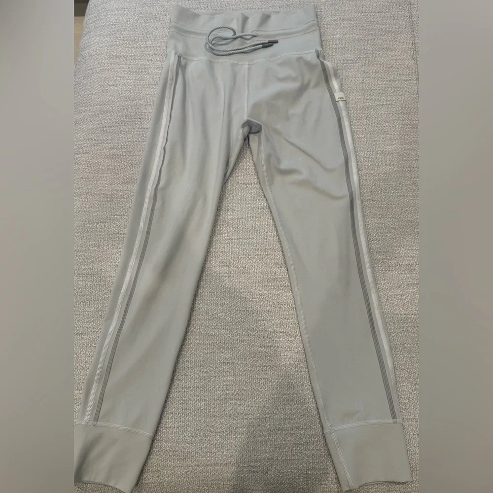 Vuori Women's Soft Gray High-Waisted Leggings - Picture 8 of 10